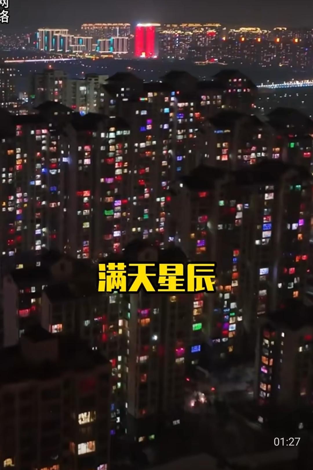 当全国人民在集市上精挑细选大红春联，在窗台贴好倒福字时，山西人不语，只是默默爬上