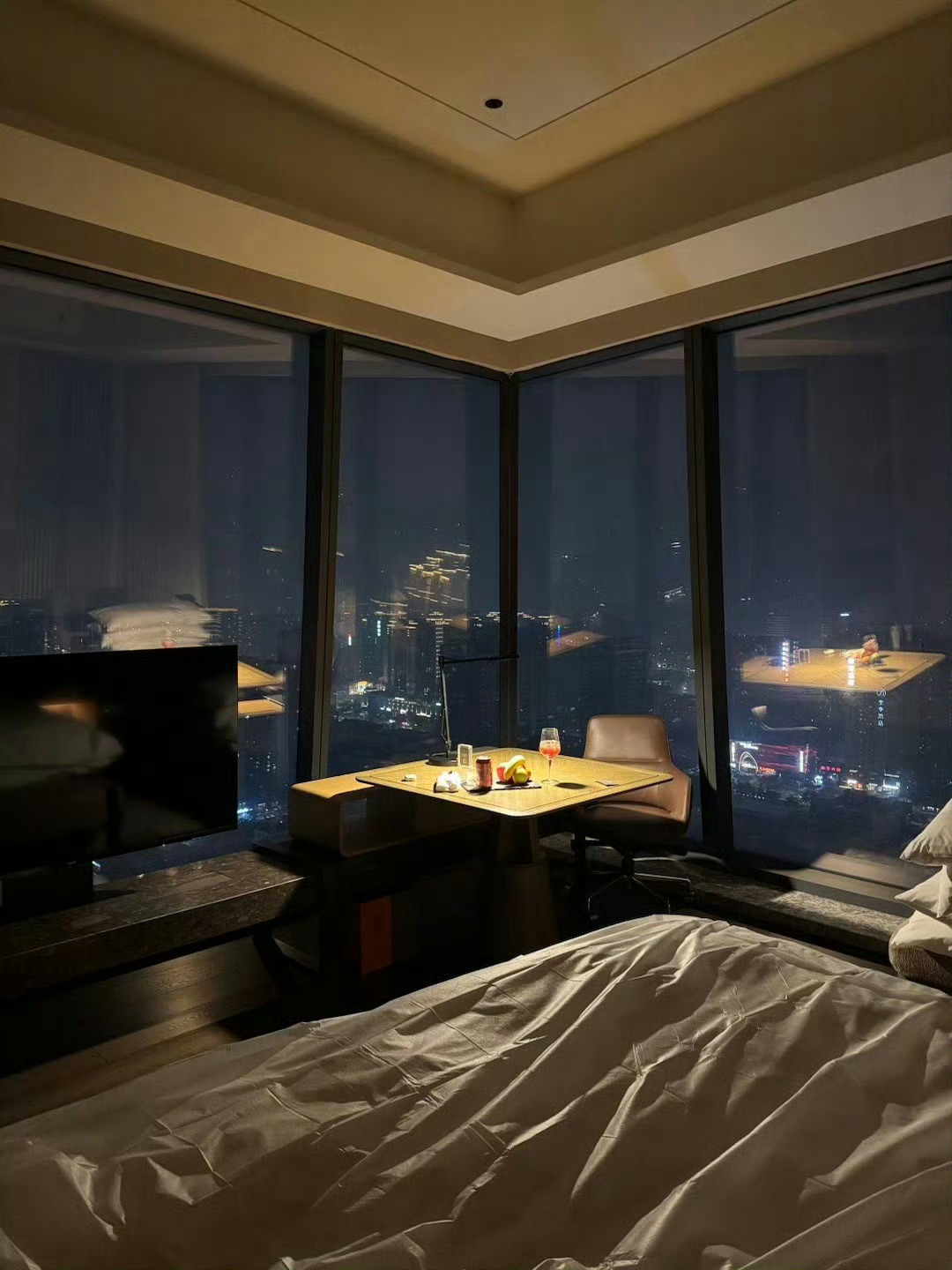 ‘’如果你没钱，上海只是上海，只有东方明珠和外滩，有吃不完的沙县小吃和兰州拉面，