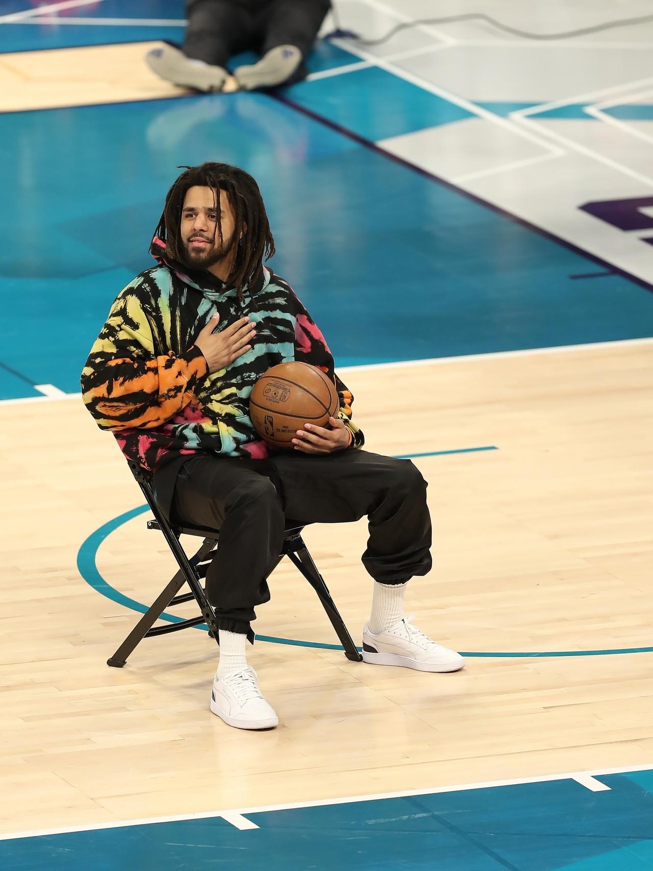 这不是愚人节笑话。美国说唱歌手J.Cole签约CBA南京同曦，将作为小外援征战C