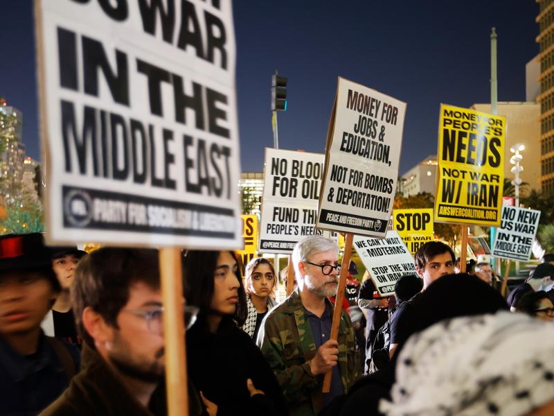 特朗普现在玩的这手，真是让人看不透。

美伊打了这么久，他嘴上天天说要谈判，暗地