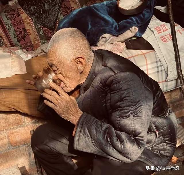 爷爷81岁，偷摸喝酒被我父亲指着鼻子骂，没过几天，大伯就找上门。
 
大伯是骑电