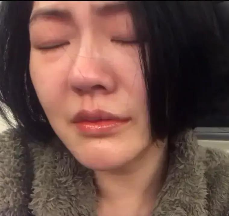 小S引发热议
7月8日，小S登上热搜引发热议还是因为李玟。有网友爆料小S现身录制