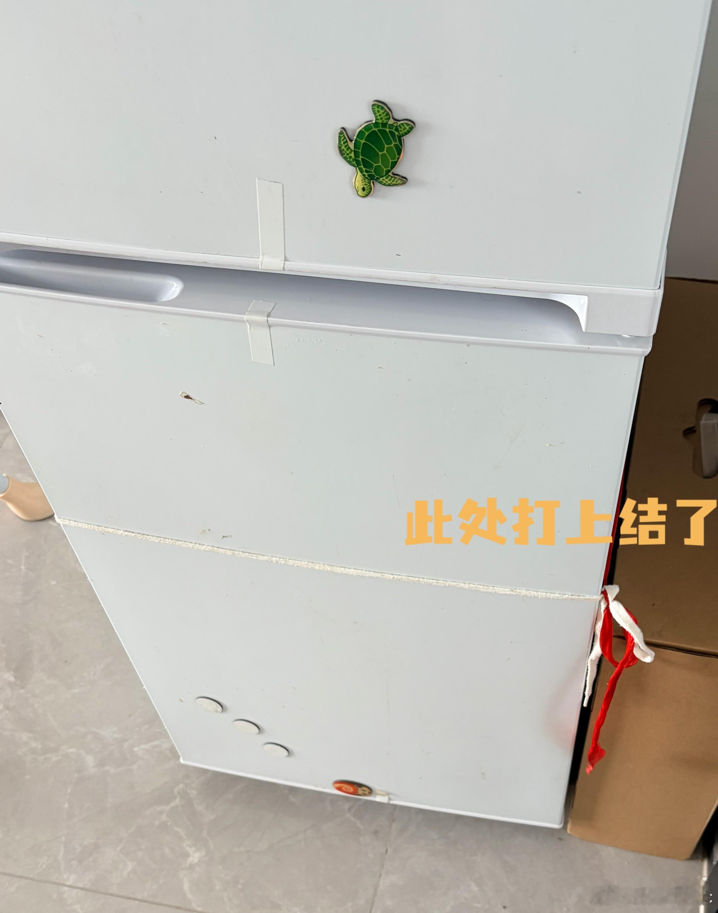 吃过饭后就盯上了我的冰箱了，自己打开最下层，还把宝爸买的雪糕给拿出来了。还用嘴尝
