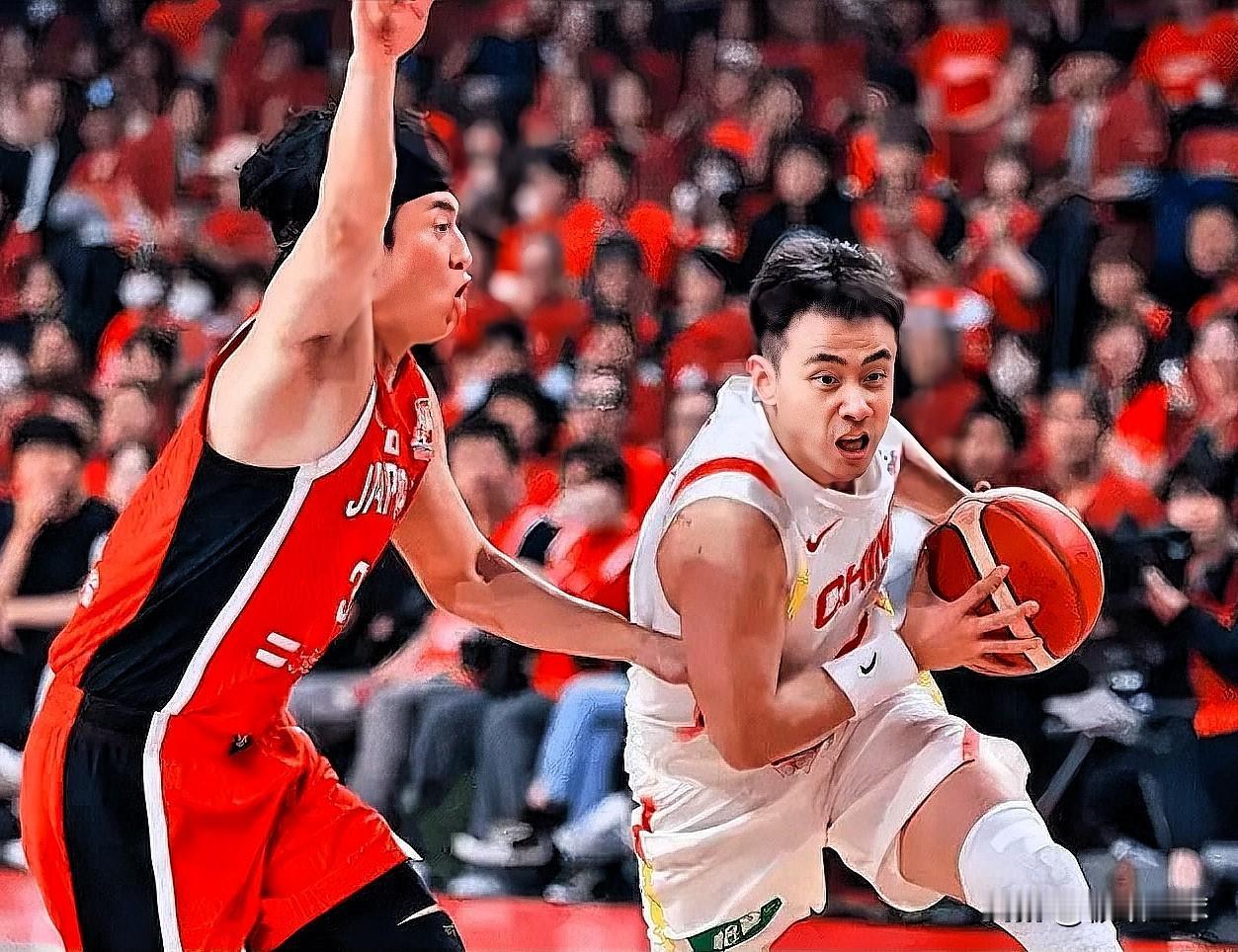 真解气，黑哨又如何！恭喜中国男篮客场15分逆转日本队。这场比赛最后几分钟，裁判真