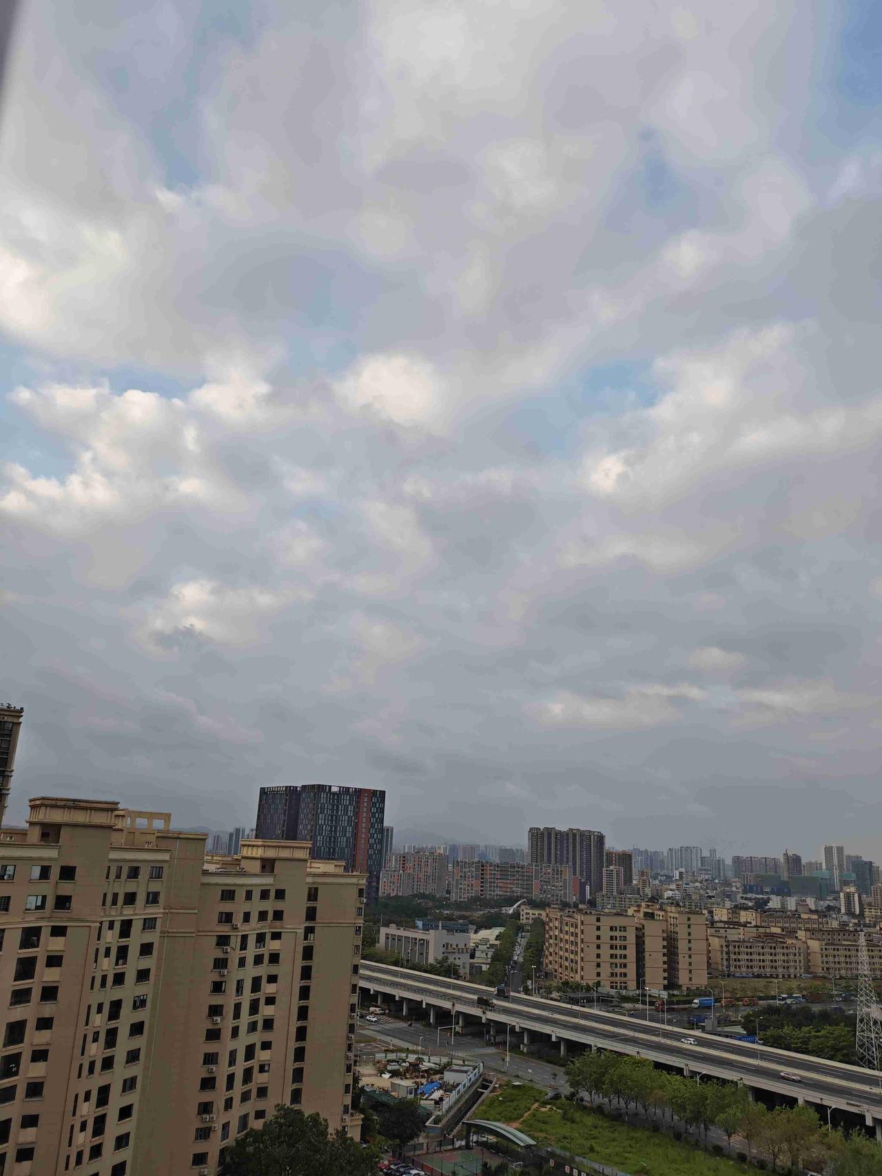 我的今日状态：😁轻松愉快
我这里的天气：☀️晴天深圳今日晴，气温28度到33度