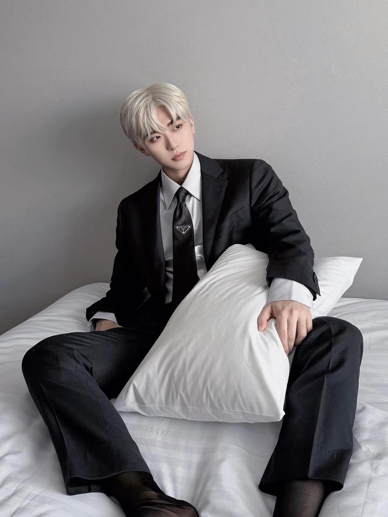 正装男的卧室🛏️。正装 西装杀 欧巴 08