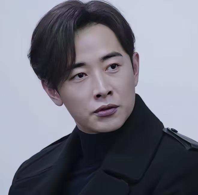 罗晋沉稳体面，面对婚变谣言不争不辩，专注尽孝，用行动打脸流言，尽显修养，读书沉淀