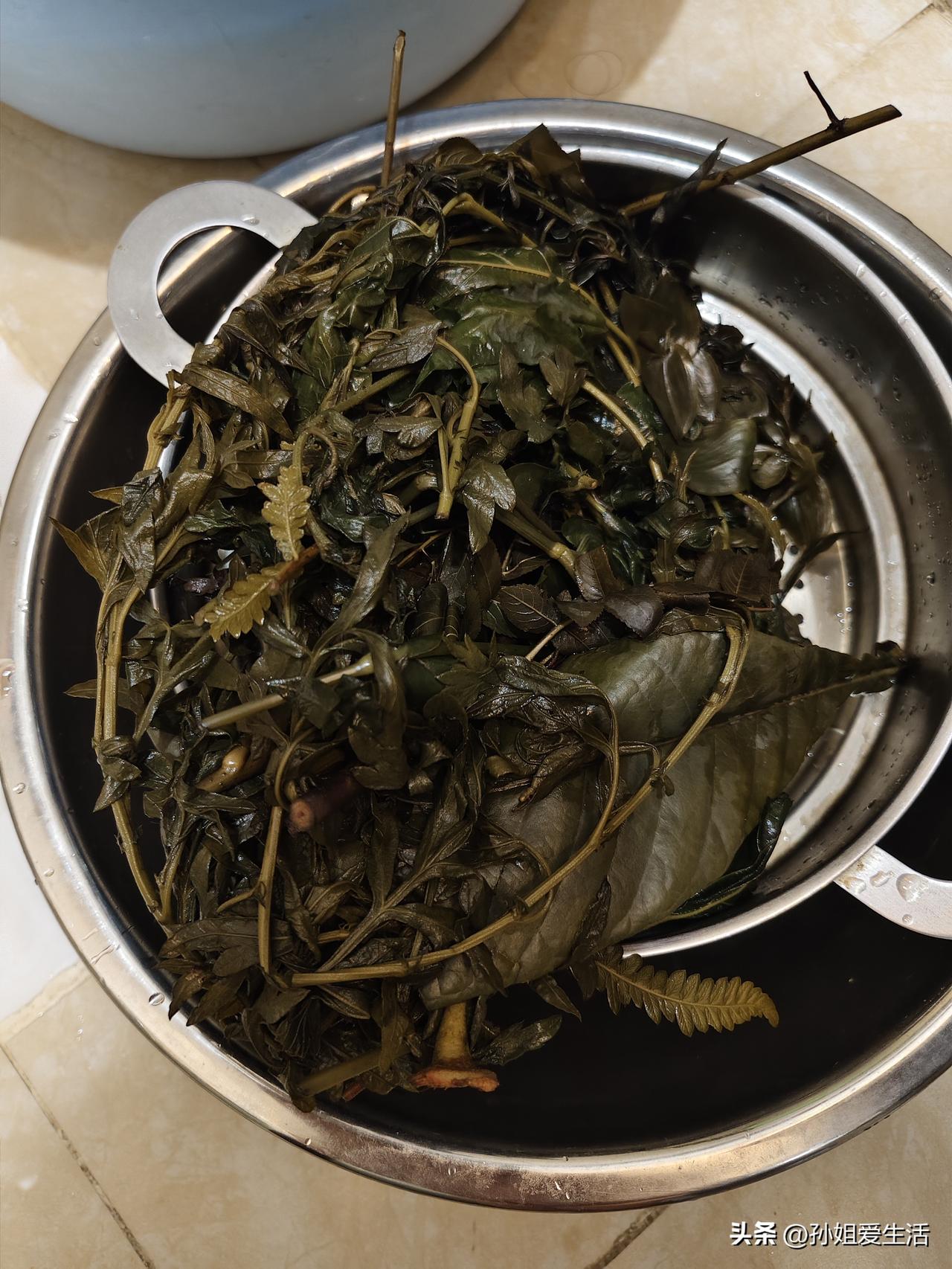 携着草药的清香，酣眠至自然醒
昨夜以草药熬水沐浴，周身萦绕着草药的芬芳，伴着窗外