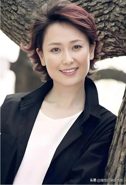 在那个没有美颜和滤镜的年代，她的美是漂亮优雅的美，看上去自然大方，难怪在那个年代