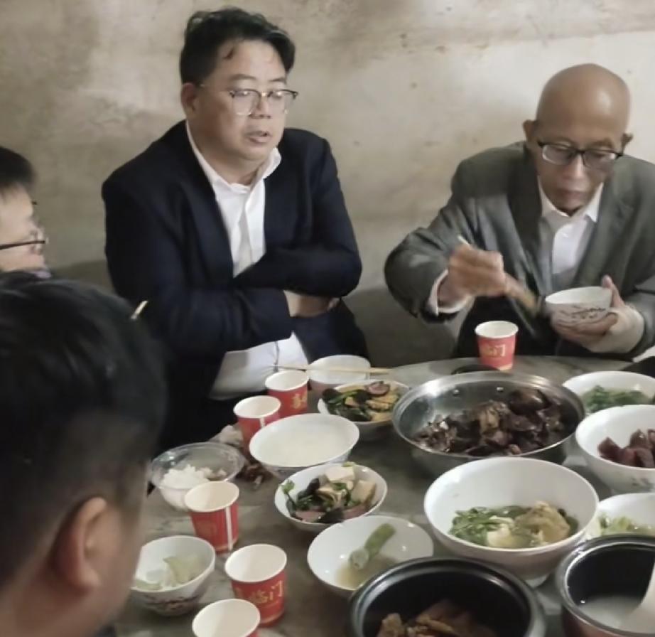 朱博士在老宅做饭招待大家
朱博士的女同学也去博士家了
今天朱博士和欧博士以及几位
