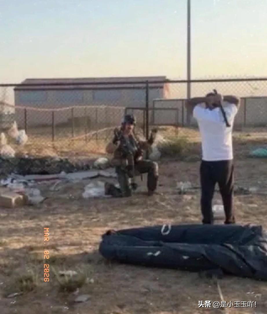 美国战斗机在科威特坠毁，多架飞行员被当地人围住，有的向科威特民众下跪举手求饶，一