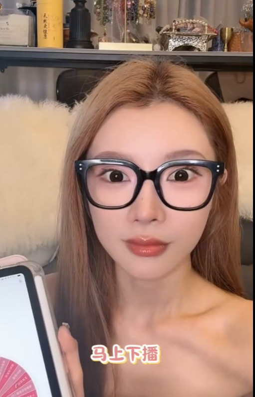 戴燕妮疑似被生日直播做局了直播间里，当戴燕妮抽到“马上下播”的签时，她依旧保持着