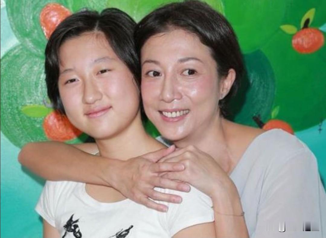 19岁的吴绮莉刚出道两年，她跟着前辈哥哥姐姐们一起出去聚餐，喝了很多酒，直接就醉