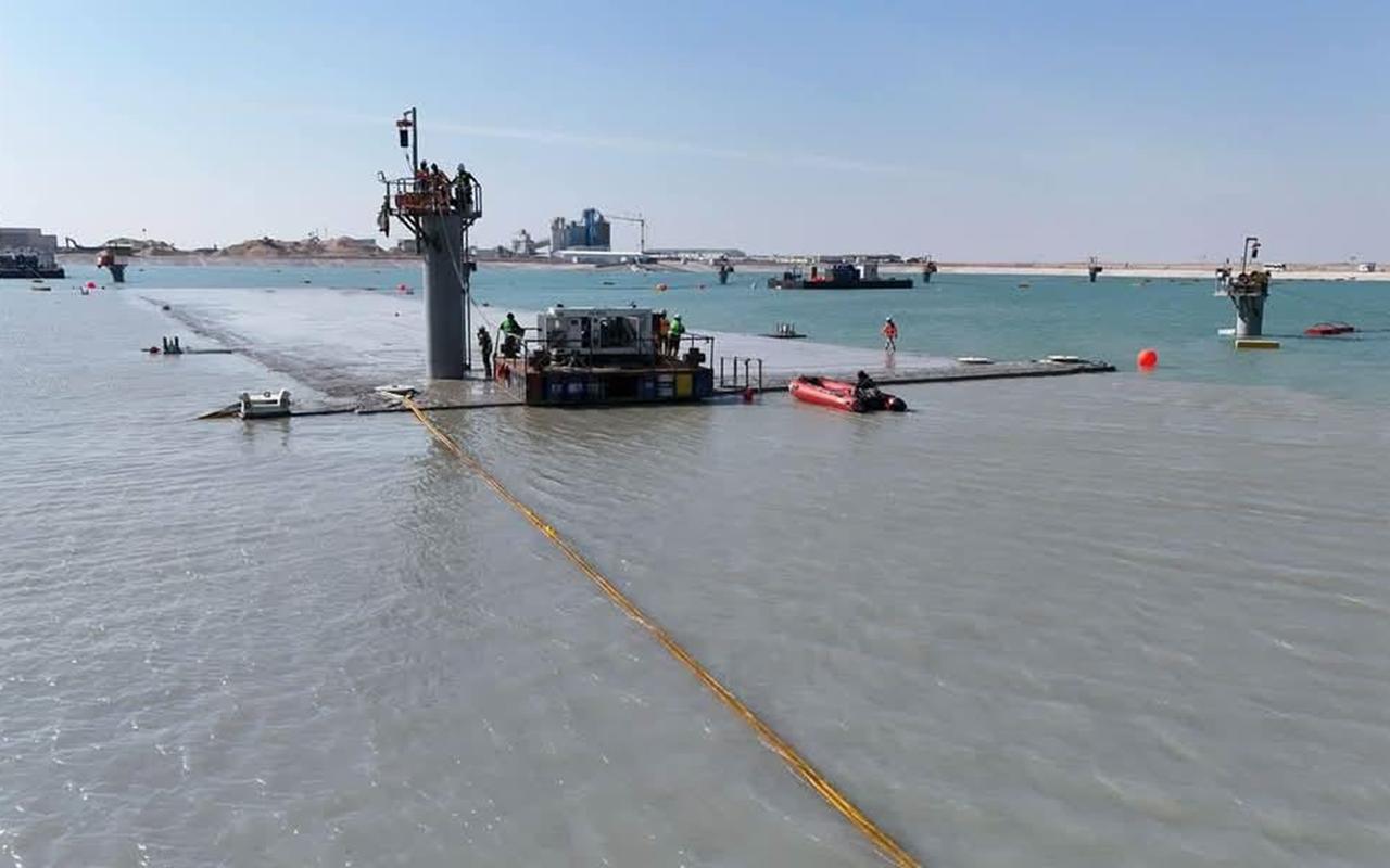 据英国媒体路透社报道，海湾海面上突然少了两艘船，伊拉克方面在周五一早接到警报后，
