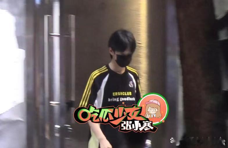 陈都灵护送弟弟林子烨回家陈都灵载着林子烨，结束聚餐踏上归途。先送林子烨回小区，完