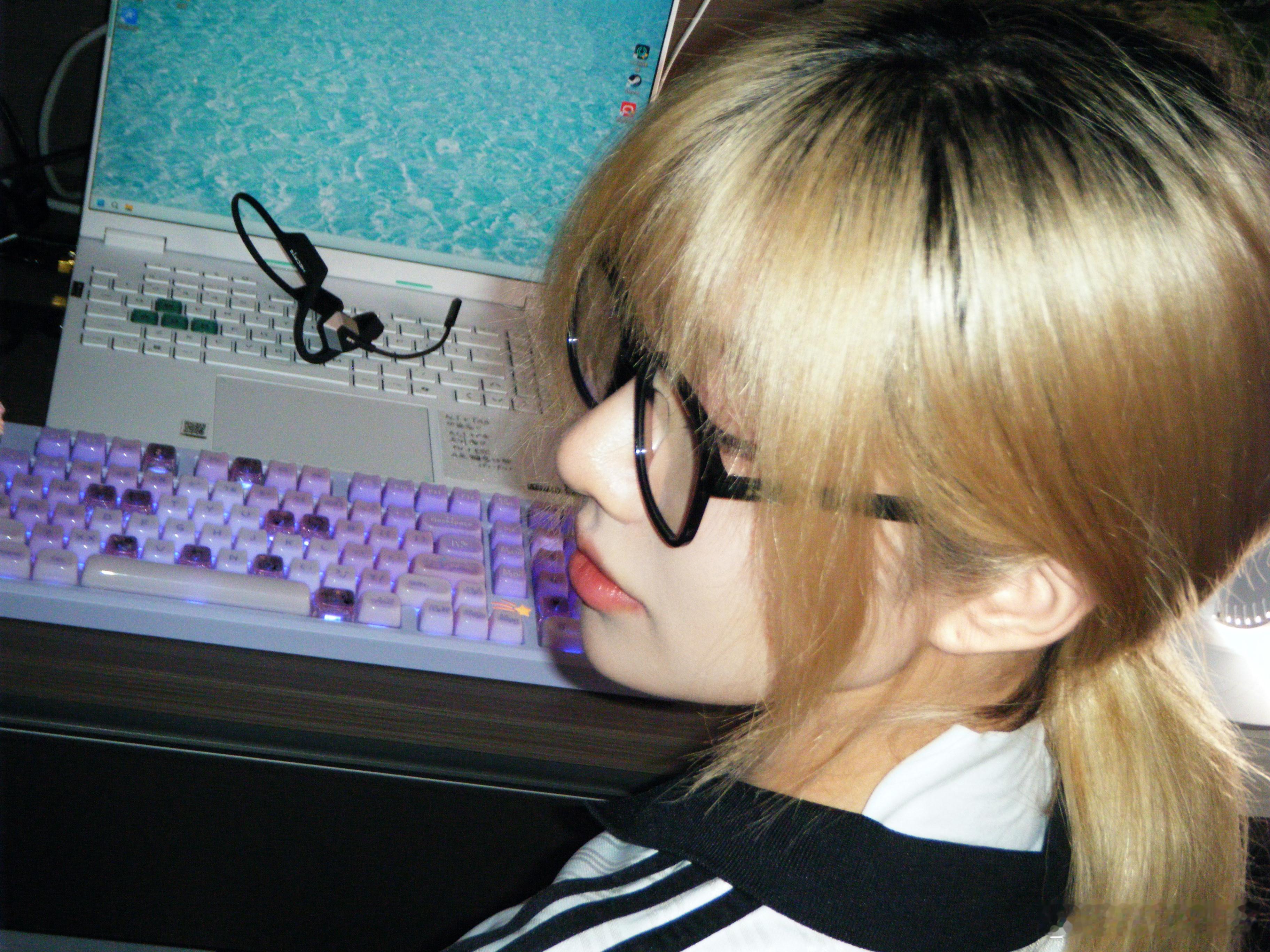 快三个小时的游戏直播结束了还发来四张金毛阿迪照今天会不会对我们太好了啊喂！ ​​