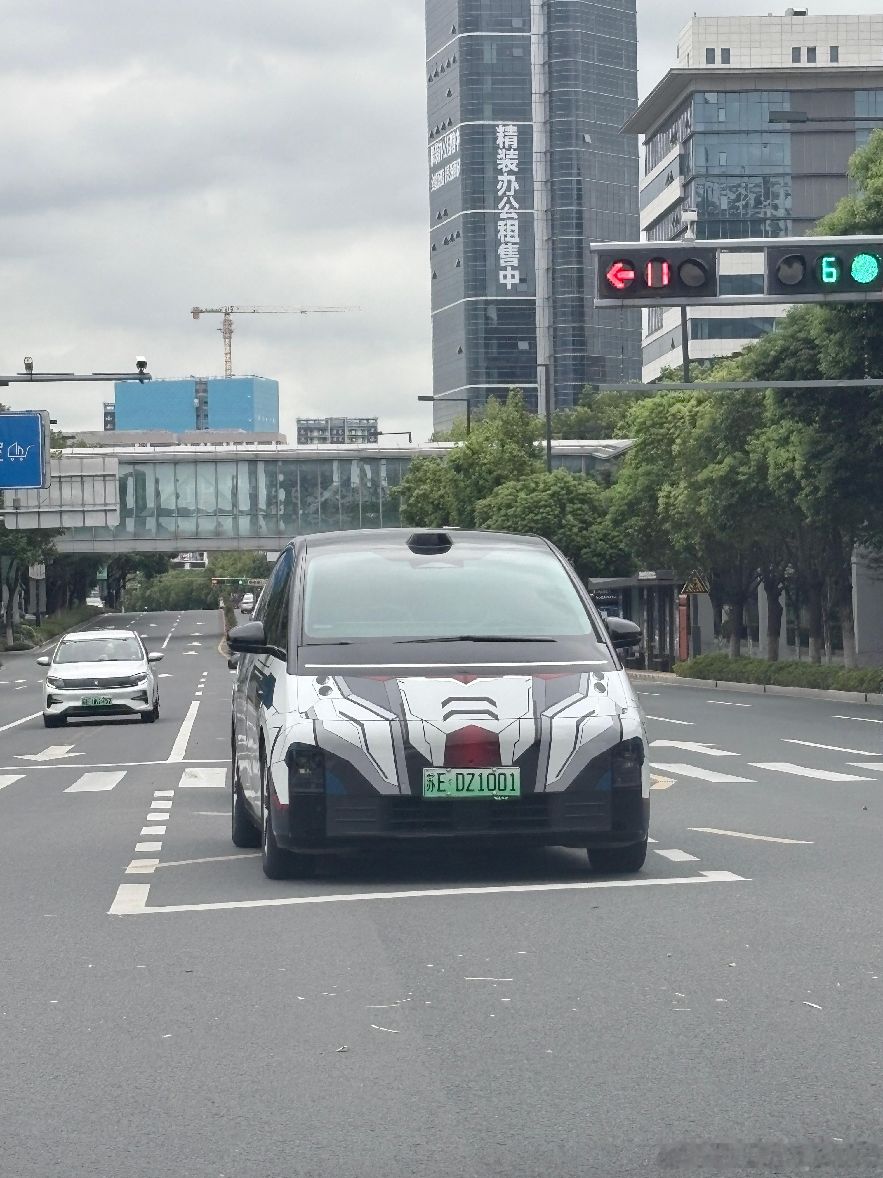 这是理想吧贴成这样 违规了吧不过也正常理想汽车