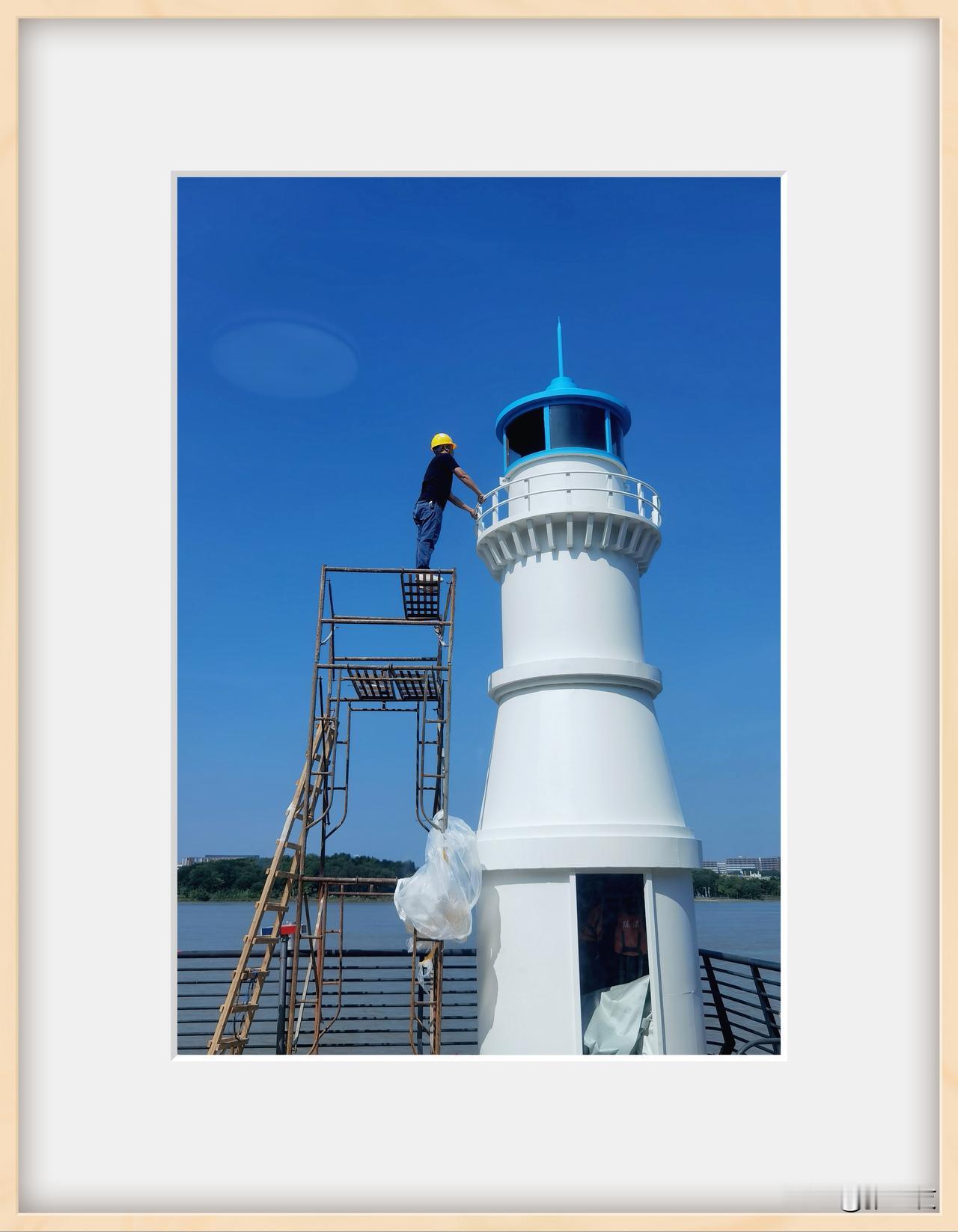 一盏灯塔虽静默无华，
却恒久照耀。
为漂泊的日子勾勒航线，
为彷徨的脚步指示前行