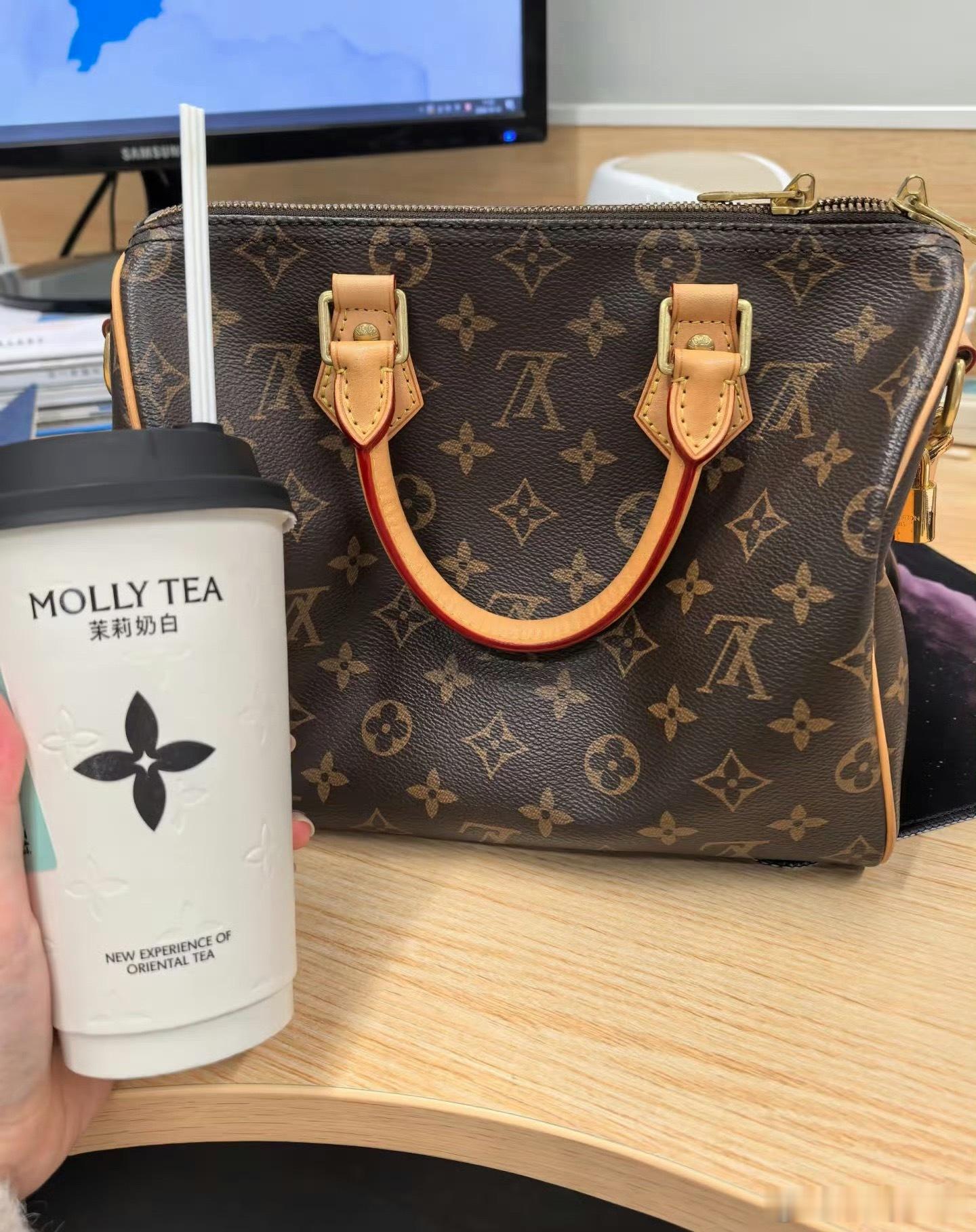 LV起诉茉莉奶白判赔1030万这牌子刚出来的时候，我就在想这个Logo不会被起诉