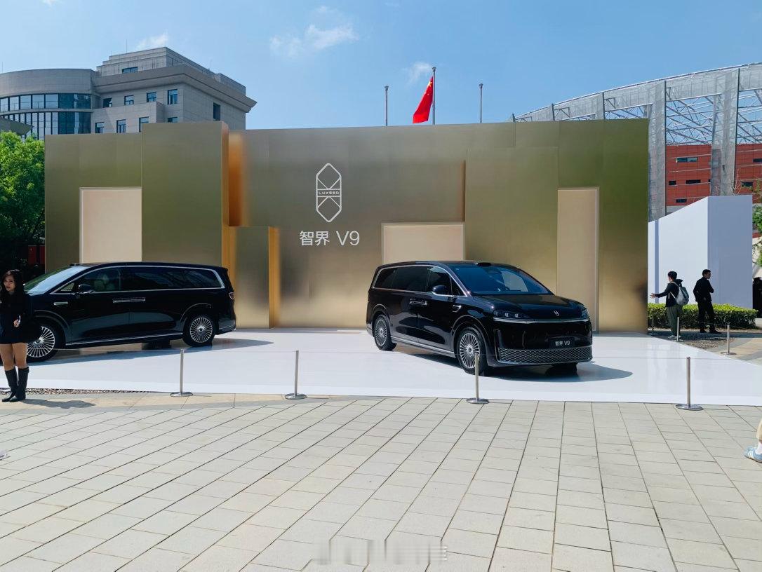 鸿蒙智行首款 MPV 智界 V9 要来了此前公布的预售价为 39.98 万- 5