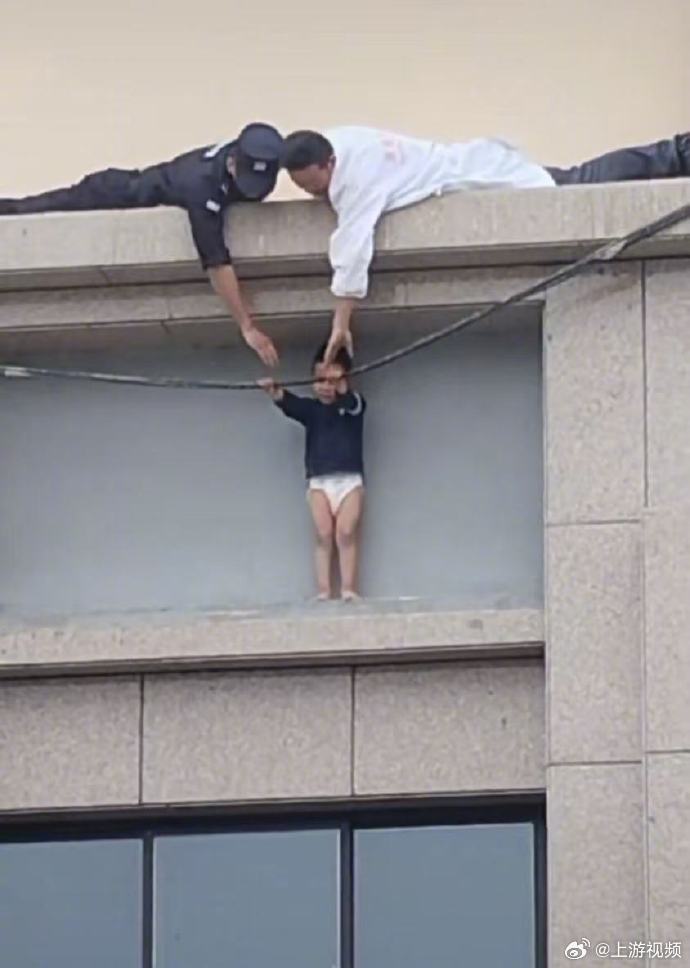 #幼童清晨独自在家爬窗被困悬在3楼#【甘肃张掖一3岁幼童清晨被困三楼外沿，特警及