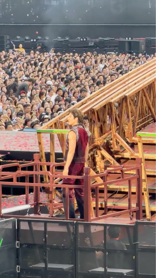 王力宏摔倒艺人带伤坚持演出值得尊重，但我们更希望每一场演出都不会出现这样的意外。