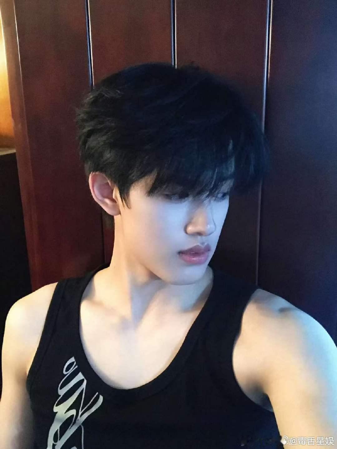 张极Spiderman张极画的小蜘蛛 张极你的这两张自拍是沙溢丝啊