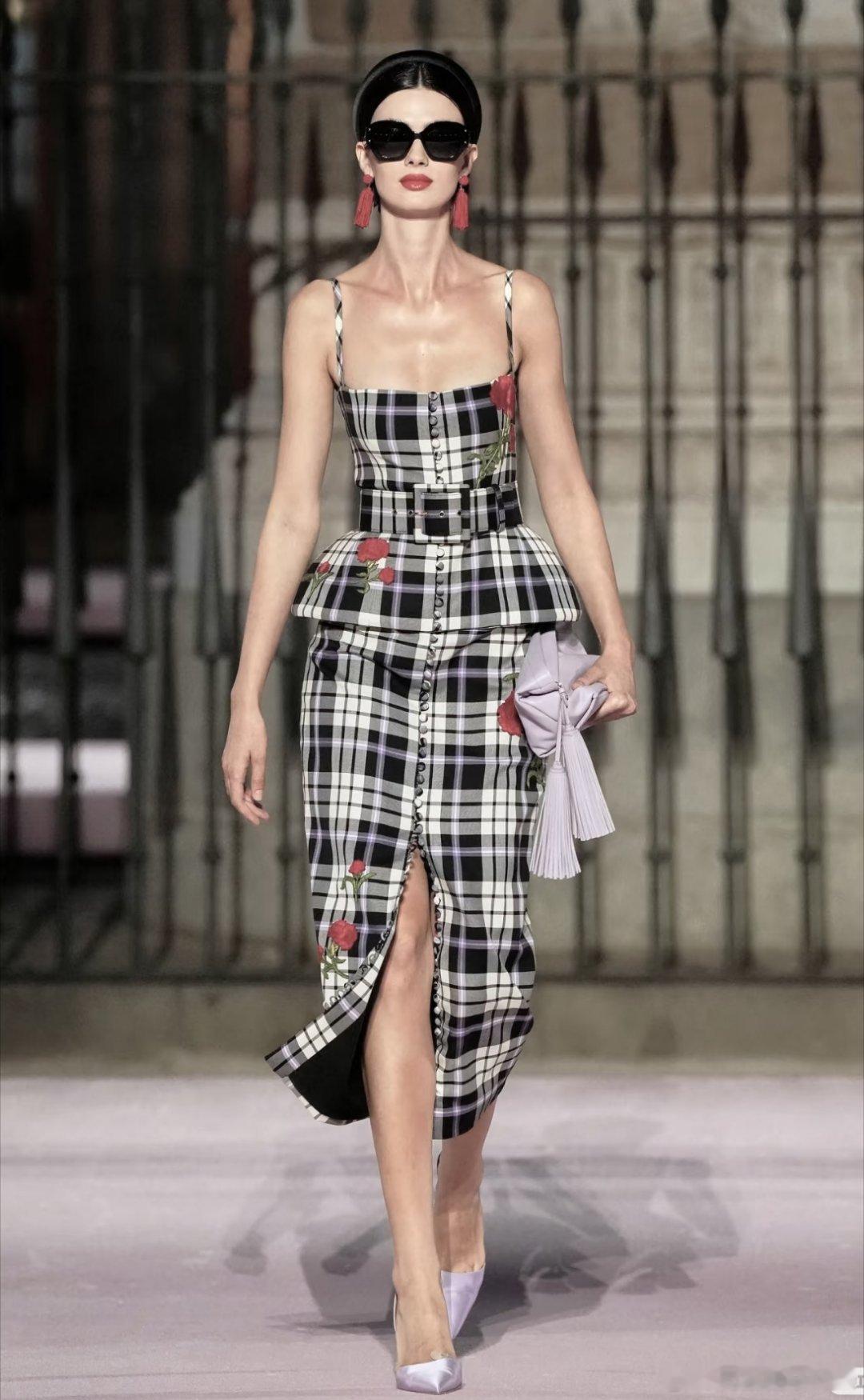 期待22日娜扎造型，25日是哪个品牌直播有消息不，室妹，许愿以后穿一次这件衣服，