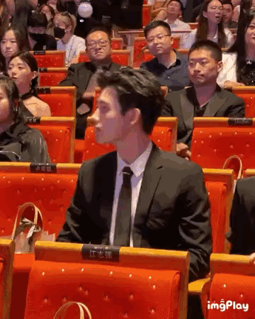 陈飞宇是懂镜头的，8秒装了八百次。
每一瞬间都让我想起了方头明[偷笑]

陈飞宇