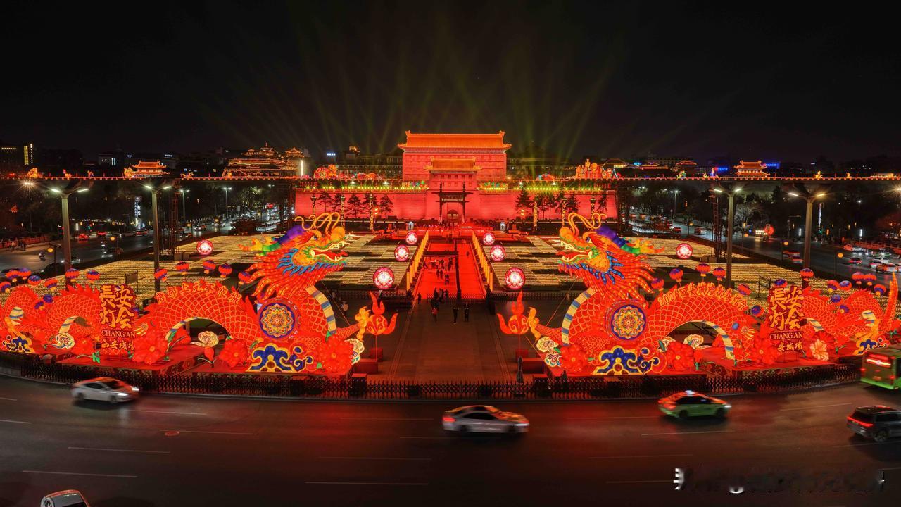 果然白天是西安，晚上是长安[赞]
永宁门外的两条龙又如期而至，城墙灯展1月1日已