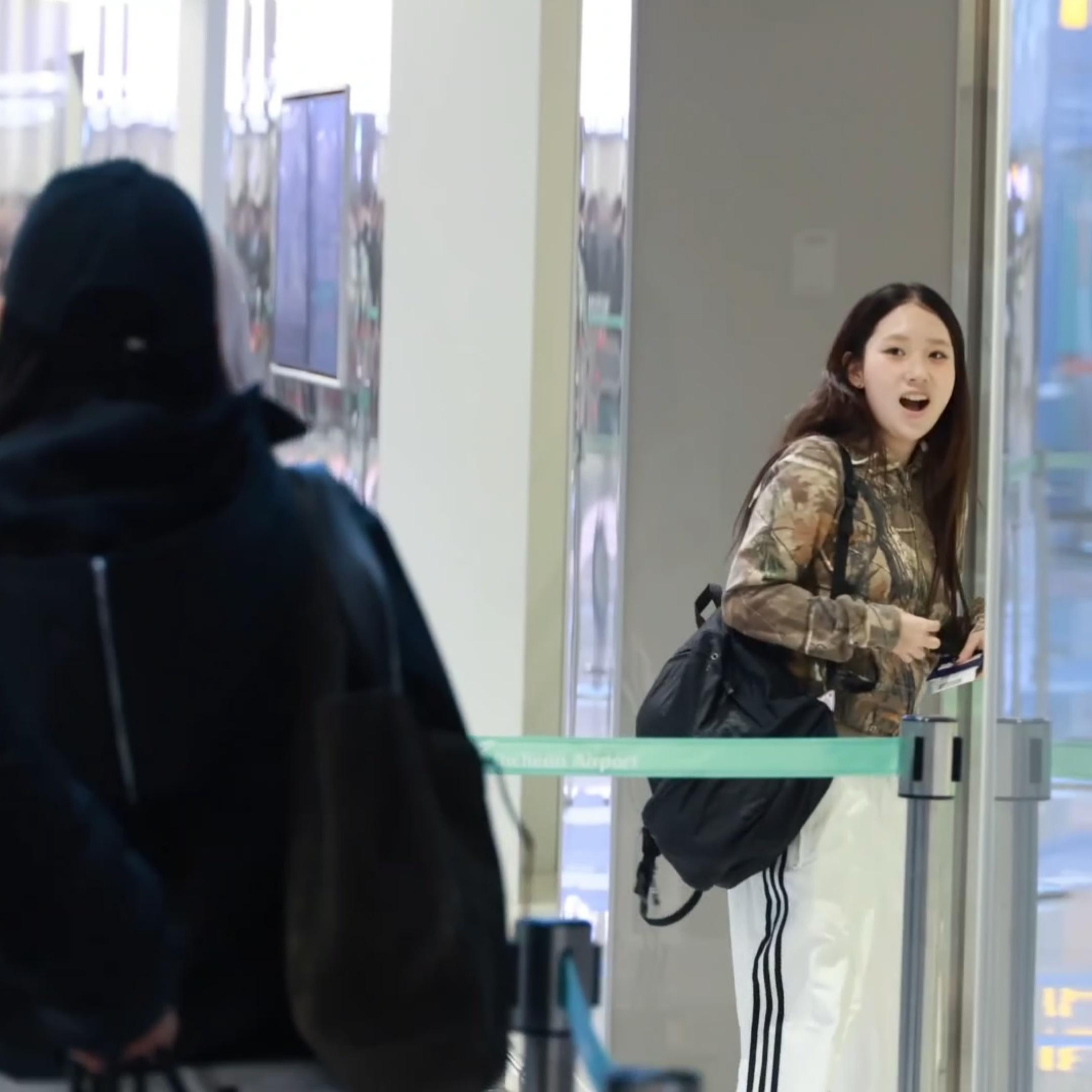 路人在机场看到朴彩英的反应😍😱 