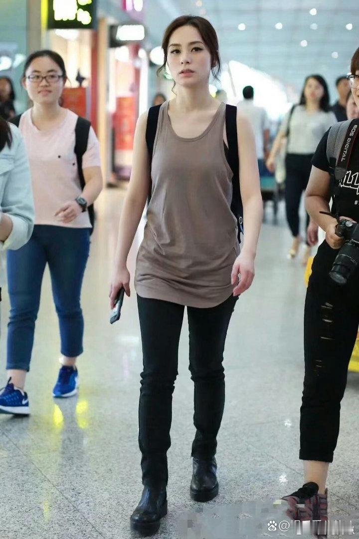 阿娇真是颜值任性，这身穿搭直接现身机场，完全没有偶像包袱，真实又随性。 