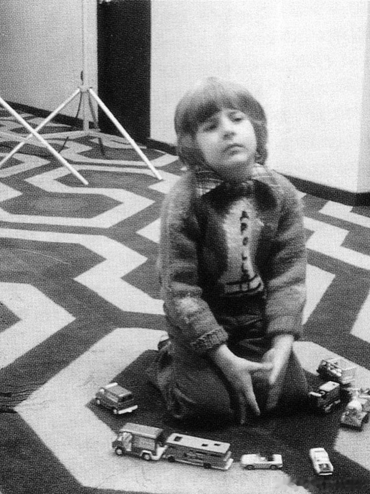 一些珍贵的《闪灵》拍摄花絮自上映以来，这部杰作跨越了35年的时光，成为了恐怖流行