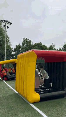 一个是来比赛的一个是来练后空翻的！ 