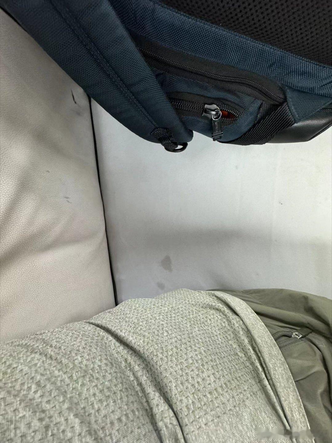 我说师傅，您这后排系不上安全带啊，没插口？师傅回：掰担心，摄像头不拍后排....