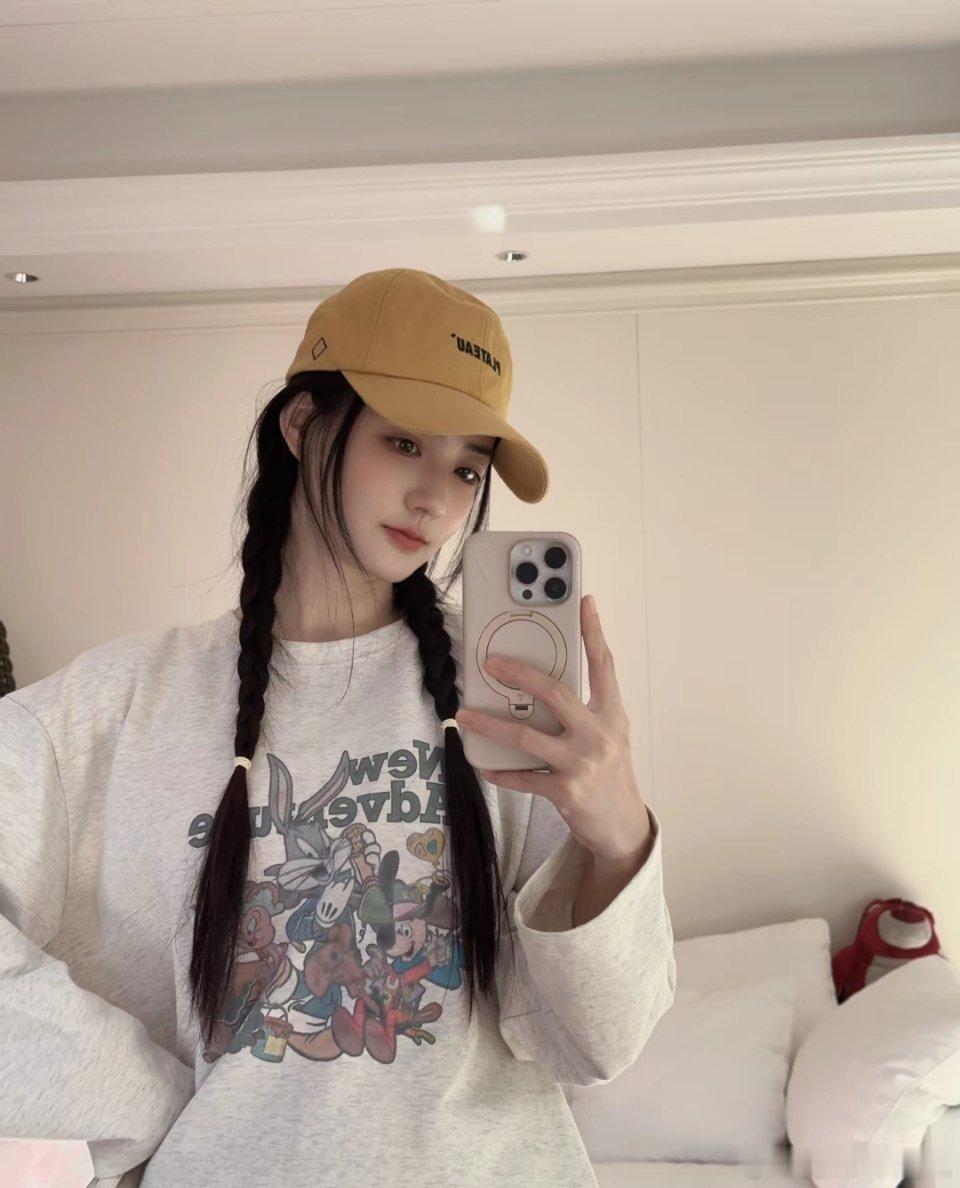 感觉现在的徐璐看上去也还蛮年轻的，状态也很好，感觉生活很开心，幸福的样子 ​​​