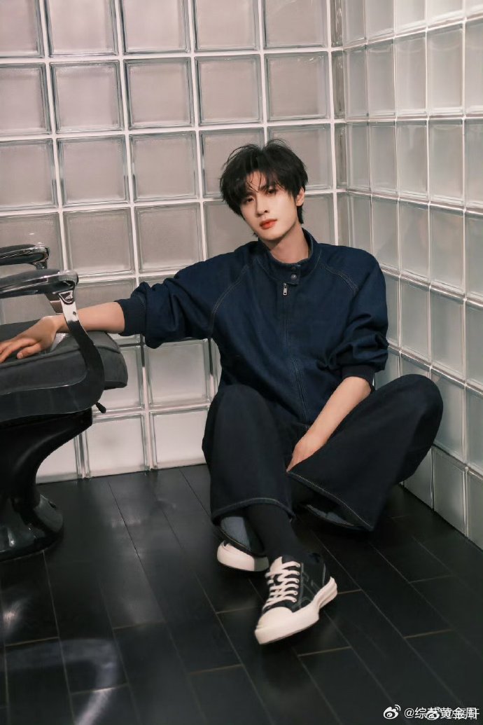 展轩说被挖掘得差不多了谁懂啊！推眼镜 + 温柔发言，双重暴击谁受得了展轩推眼镜这