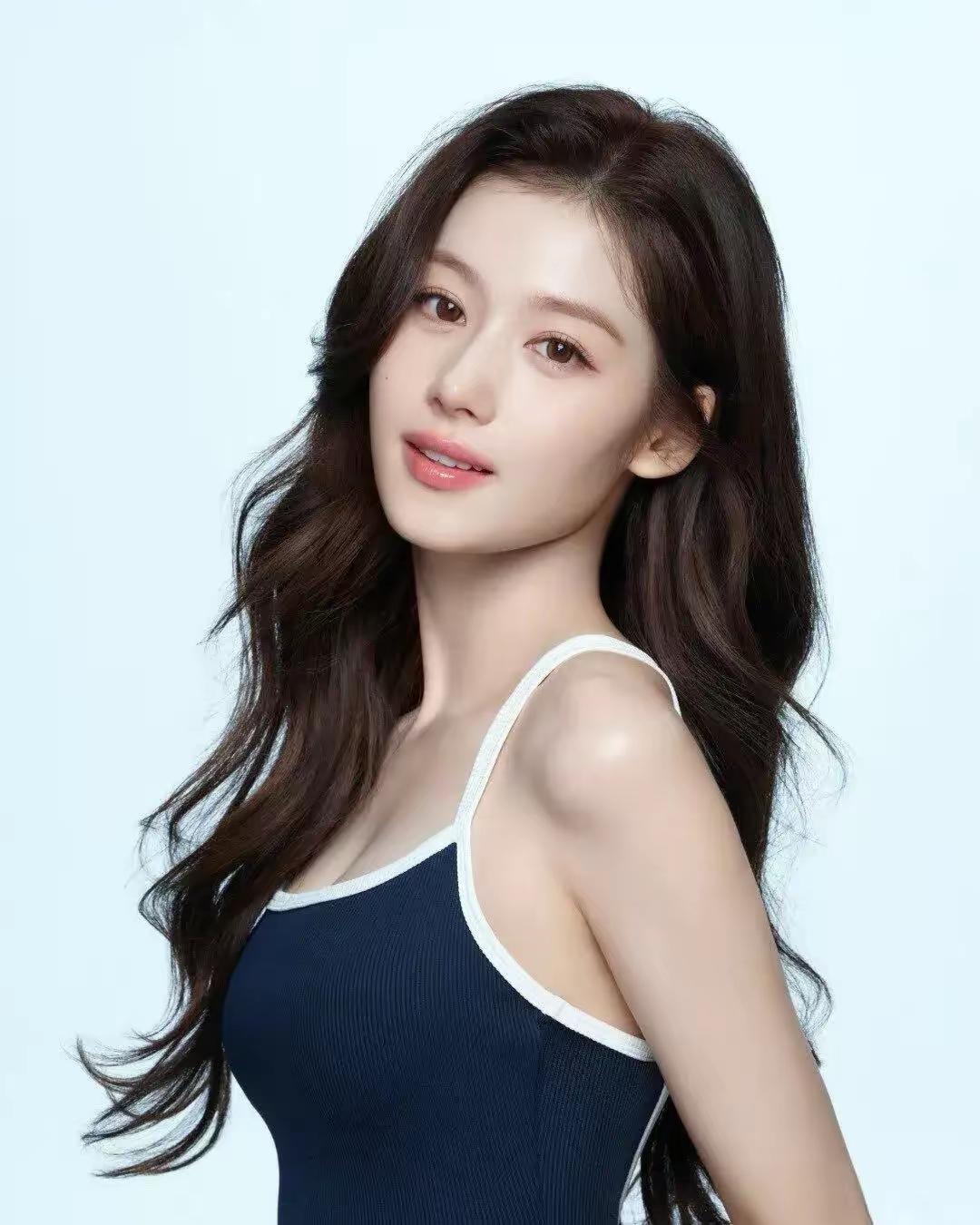 大阪甜妹凑崎纱夏！舞台之上，她是超飒的唱跳女王；舞台之下，她一笑露出俩梨涡，治愈