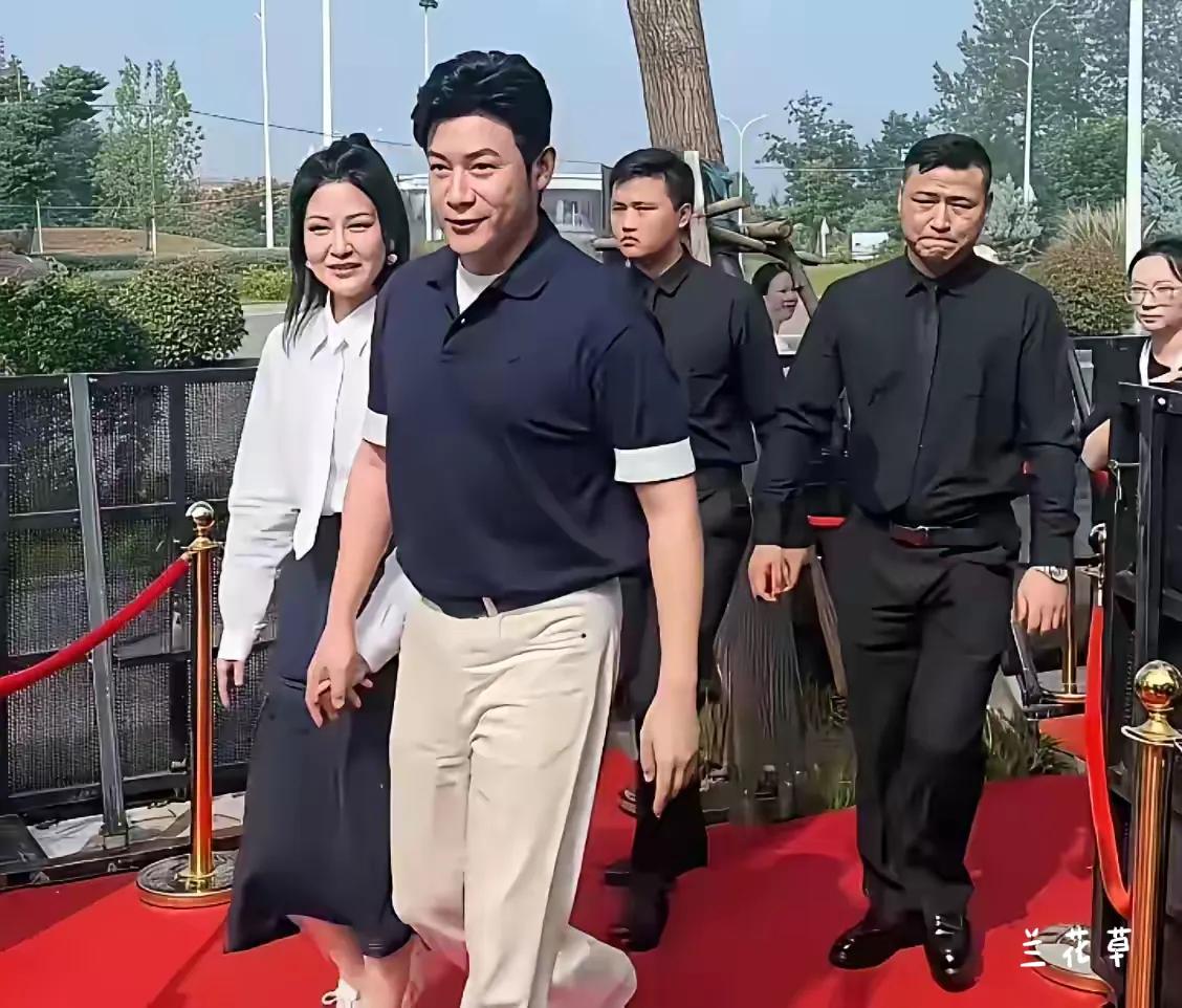 陆毅？怎么这么胖了？都快认不出来了。
他们这是要去哪里？很热闹的样子。
怀念青春