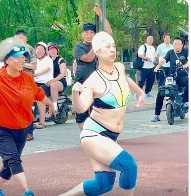 别再拿“得体”绑架老年人了！公园里大妈一身比基尼跳得酣畅淋漓，背后是多少人不敢活