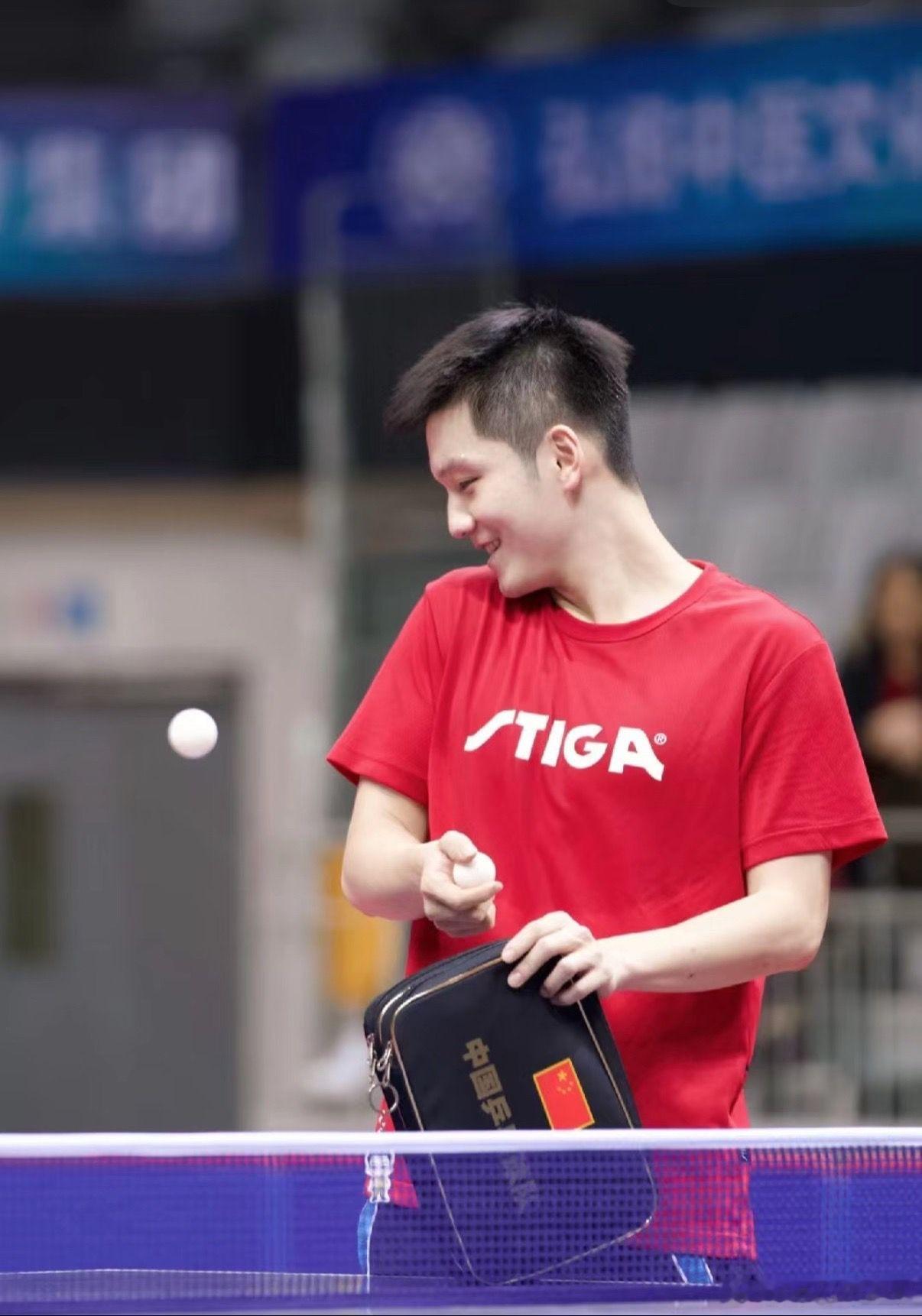 球包上的那一抹红，是无声是赤诚炽热的爱。 ​​​
