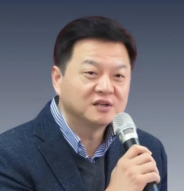 罕见同框！
馆长和马克龙一个笑一个哭，
只为喊出“我们该回家了”！


周锡玮笑