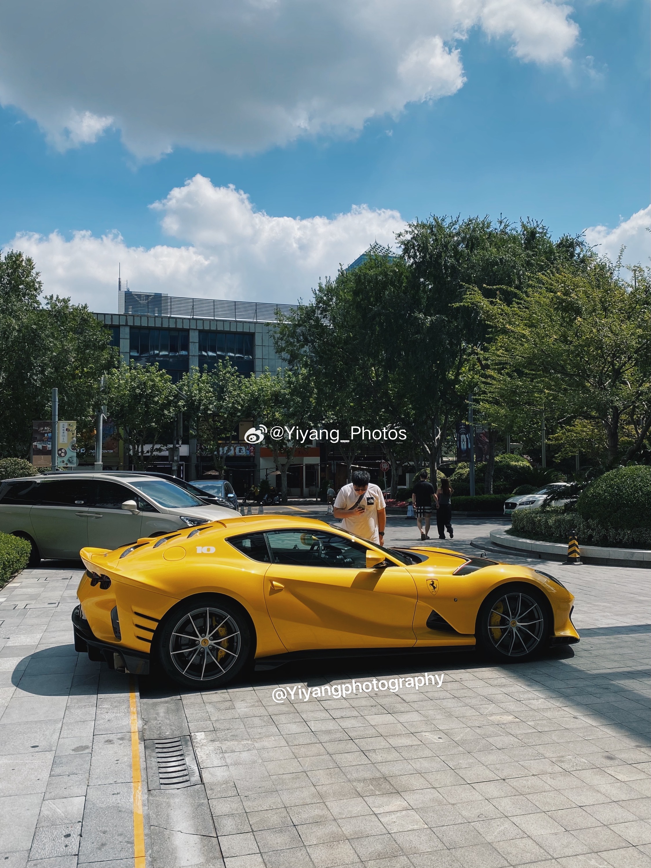 又到了最近遇到的一些车系列时间, 被各种V12和限量环绕的一天, 曾经熟悉的街拍