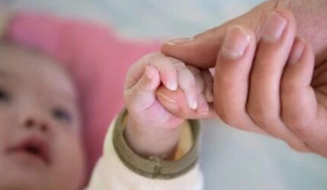 现在年轻人谈婚育，最怕的就是钱袋子扛不住，房贷、产检、养娃、教育处处要花钱，婚育