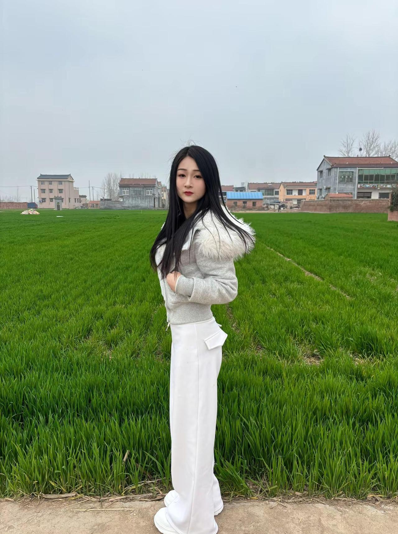 姐妹别给他发信息了 我现在坐在他副驾驶上他不敢回你消息 但是你要理解 他就在家待