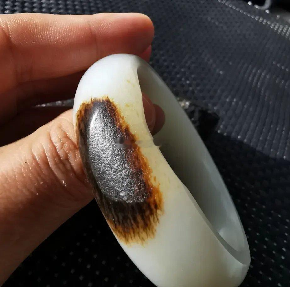 老婆花60万买的镯子，她说这是千年难遇的昆仑古玉。戴了没几天，被家里的小孩烧成这
