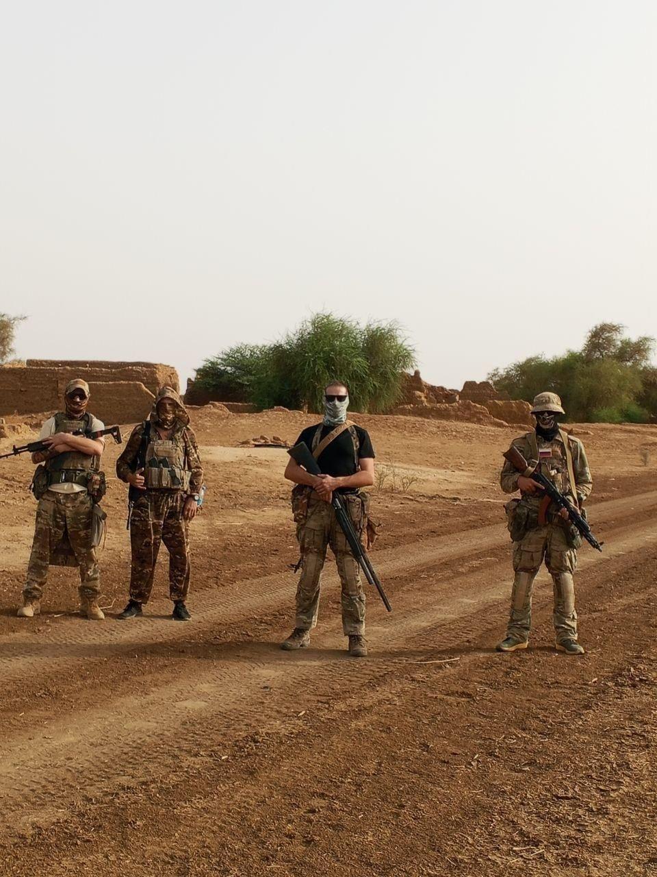 俄罗斯武装部队非洲军团的士兵正在西非马里阿内菲斯进行巡逻，并与来自支持伊斯兰和穆