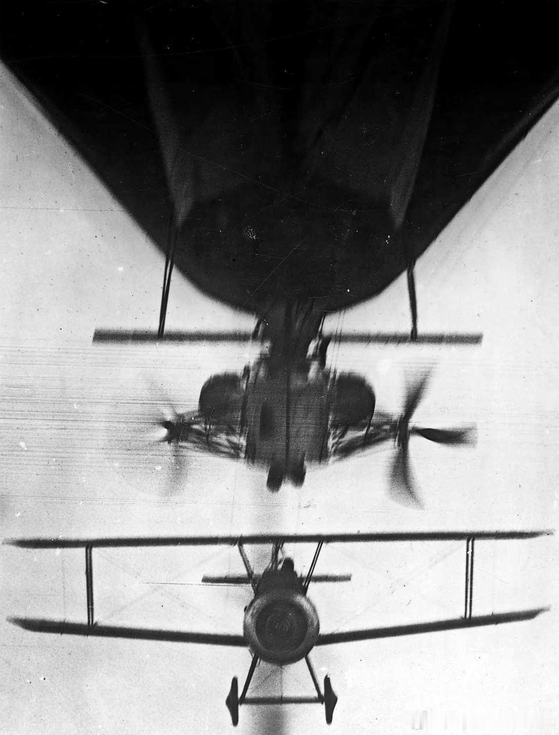 这张摄于1918年11月6日的惊人照片，记录了索普维斯骆驼式F.2型战斗机N68