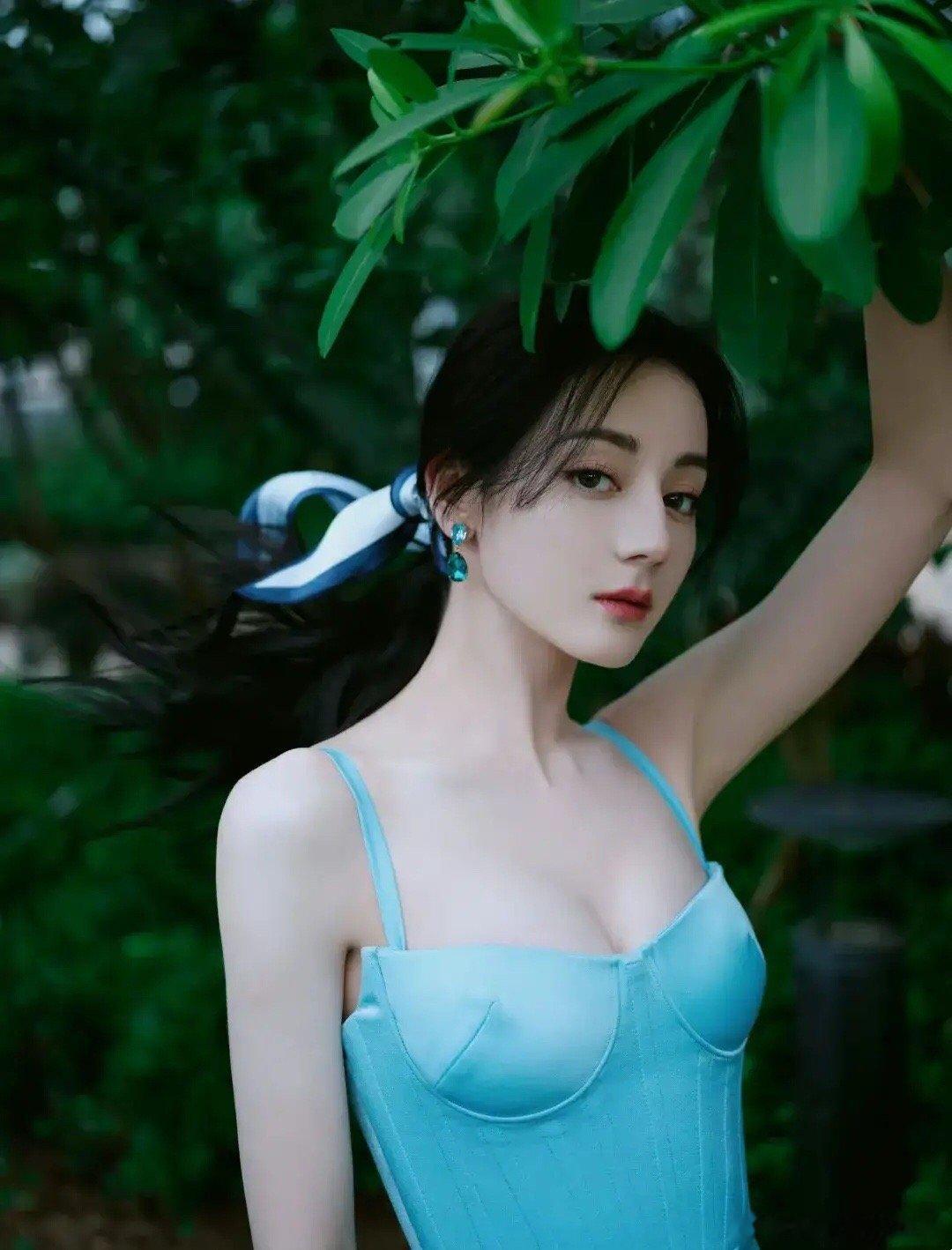 #迪丽热巴受伤了#迪丽热巴受邀参加某活动，在参加活动过程中由于做游戏不小心被磕碰