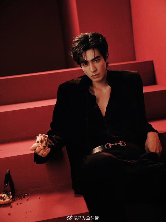 宋威龙红丝绒深V 丝绒质感+深V领口！宋威龙这组合，直接把氛围感焊在身上 